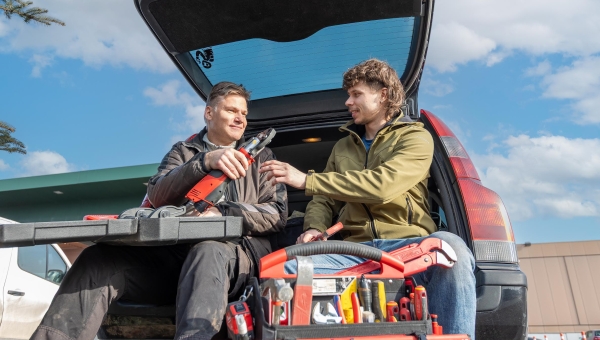 Erki Sarik (vasakul) ja Taavi Heliste alustasid aasta tagasi OÜ Omasoojus alt katlamajade ehitusega. Nüüdseks on nad fookusesse võtnud eramajade katlamajade ehitamise ning renoveerimise. FOTO: Aigar Nagell